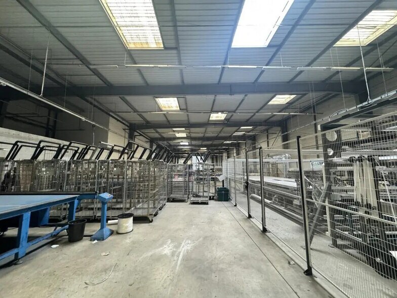 Local d’activités dans La Courneuve à louer - Photo de l’immeuble – Image 3 sur 12