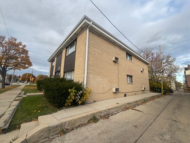 944 N 20th St, Milwaukee, WI à vendre - Photo de l’immeuble – Image 3 sur 24