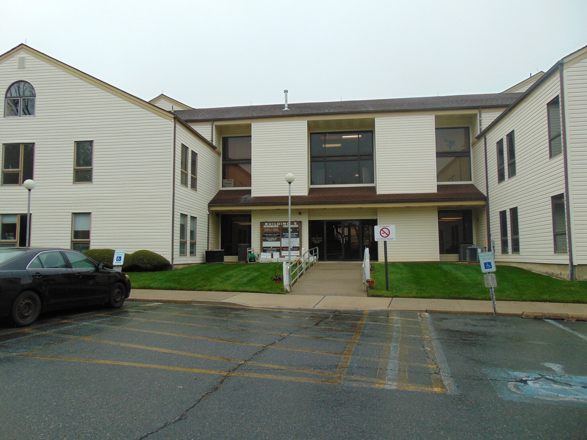 509 Stillwells Corner Rd, Freehold, NJ à louer Photo principale– Image 1 sur 20