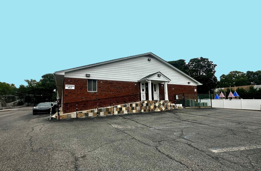 1181 Old Country Rd, Plainview, NY à louer - Photo de l’immeuble – Image 2 sur 4