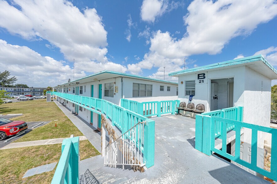 45 NW 203rd Ter, Miami, FL à vendre - Photo de l’immeuble – Image 2 sur 5