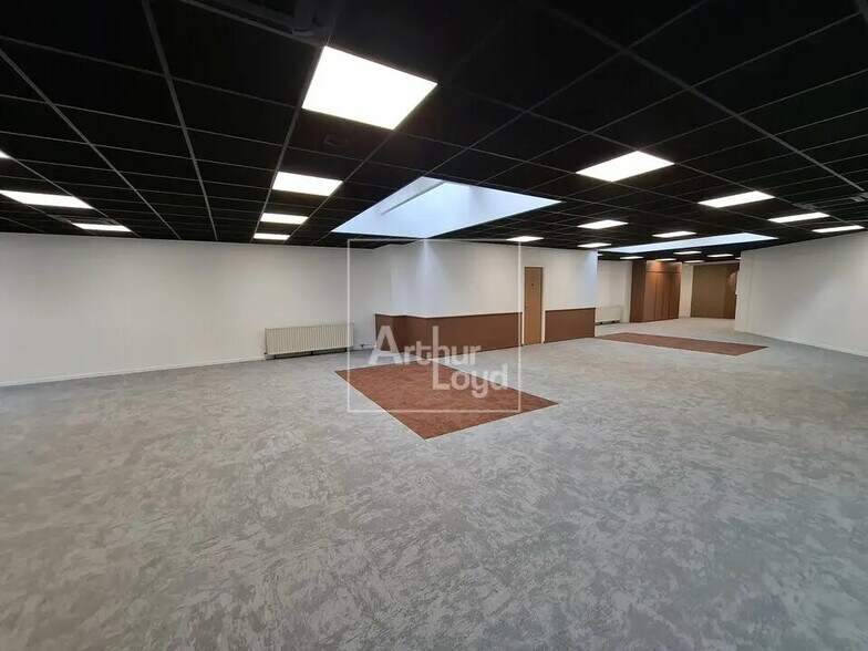 Bureau dans Torcy à louer - Photo de l’immeuble – Image 1 sur 11