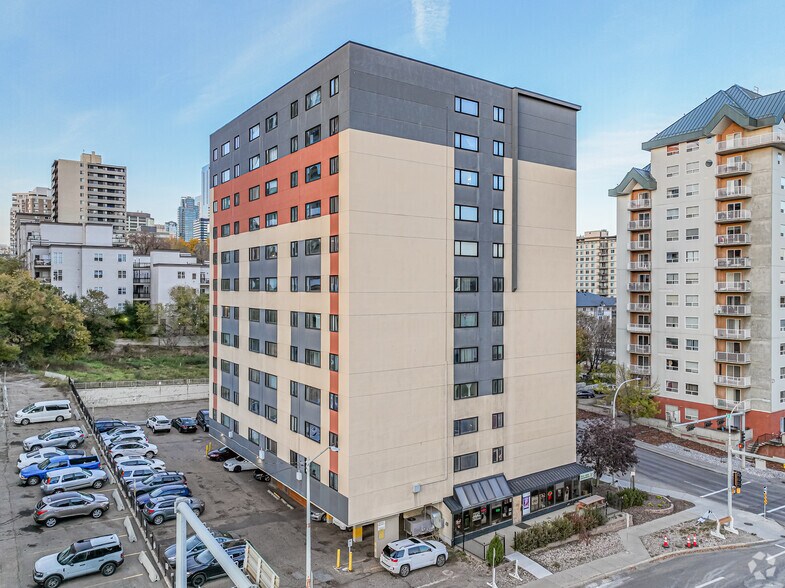 9710 105th St NW, Edmonton, AB à vendre - Photo de l’immeuble – Image 2 sur 7