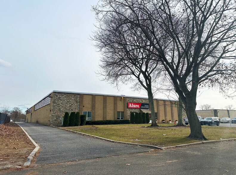 70 Mall Dr, Commack, NY à louer - Photo de l’immeuble – Image 2 sur 8
