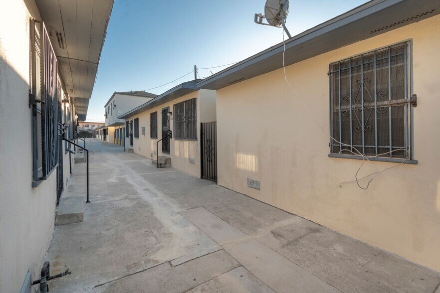 1124-1128 W 110th St, Los Angeles, CA à vendre - Photo de l’immeuble – Image 3 sur 16