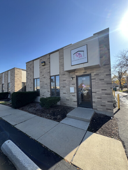 1881 Commerce Dr, Elk Grove Village, IL à vendre - Photo de l’immeuble – Image 2 sur 9