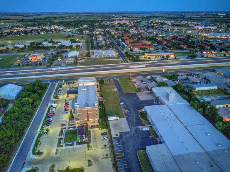 1942 S Interstate 35, San Marcos, TX à vendre - Photo de l’immeuble – Image 2 sur 26