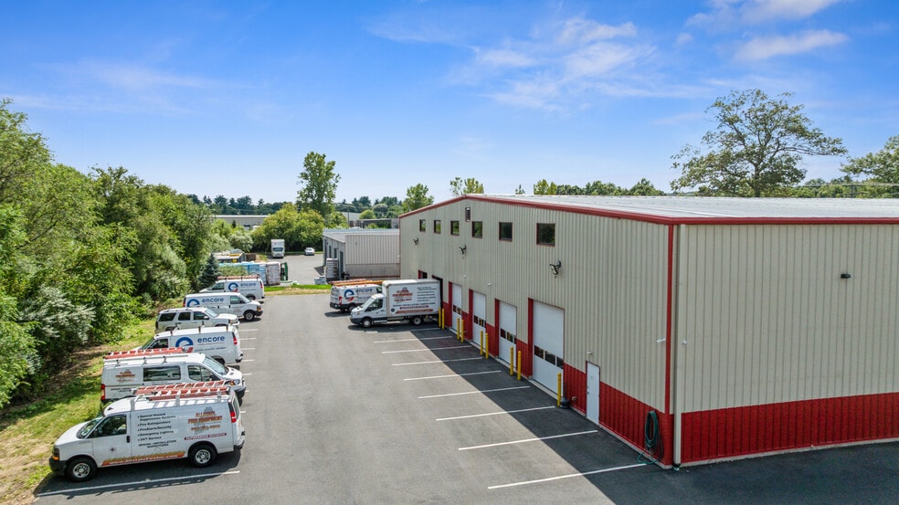 70 Robert Jackson Way, Plainville, CT à louer - Photo de l’immeuble – Image 3 sur 24