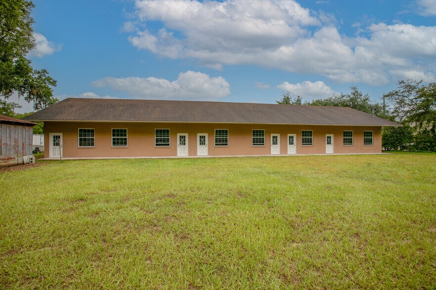 106 Mathe Ave, Interlachen, FL à louer - Photo de l’immeuble – Image 3 sur 16