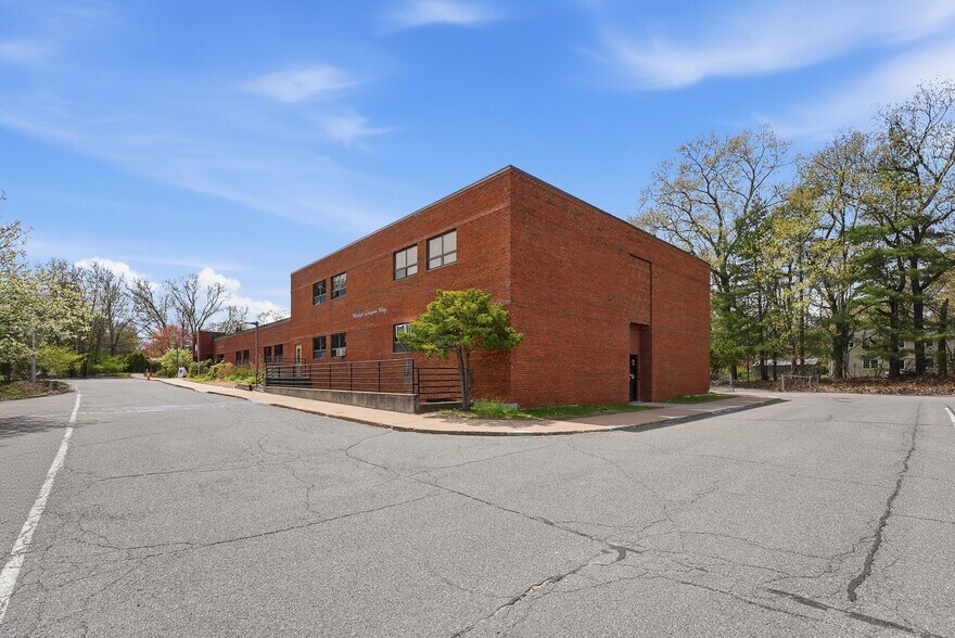594 Converse St, Longmeadow, MA à louer - Photo de l’immeuble – Image 3 sur 5