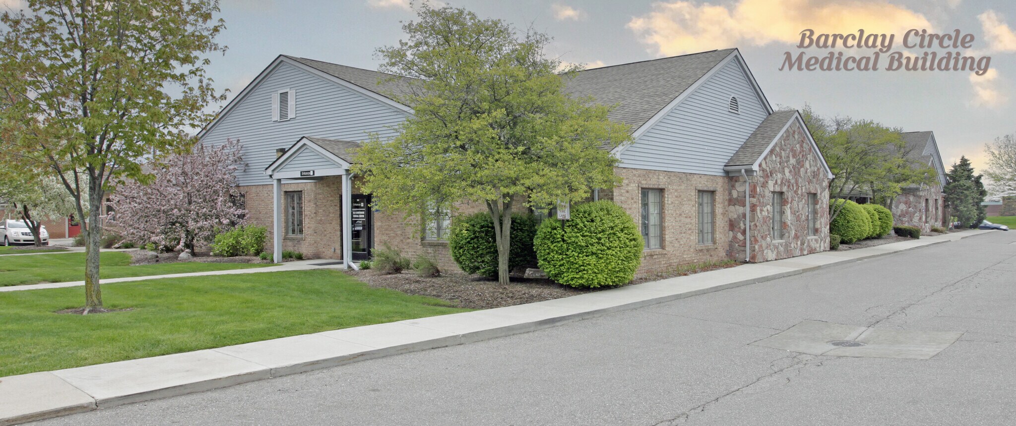 135 Barclay Cir, Rochester Hills, MI à louer Photo de l’immeuble– Image 1 sur 3
