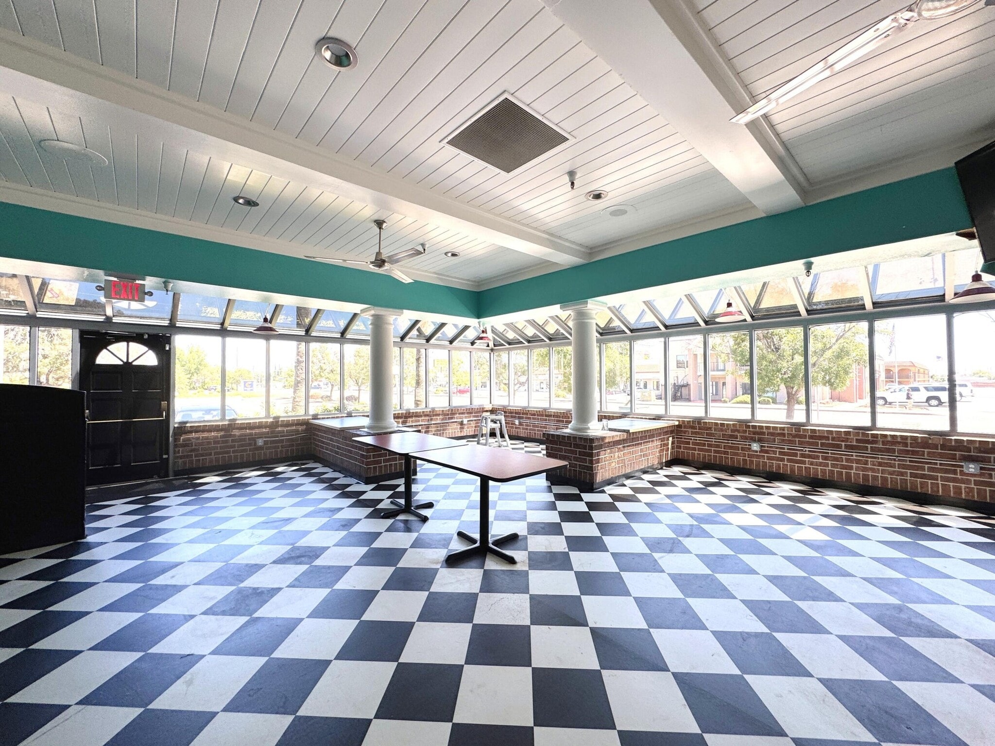 1987 Hilltop Dr, Redding, CA à vendre Photo intérieure– Image 1 sur 27