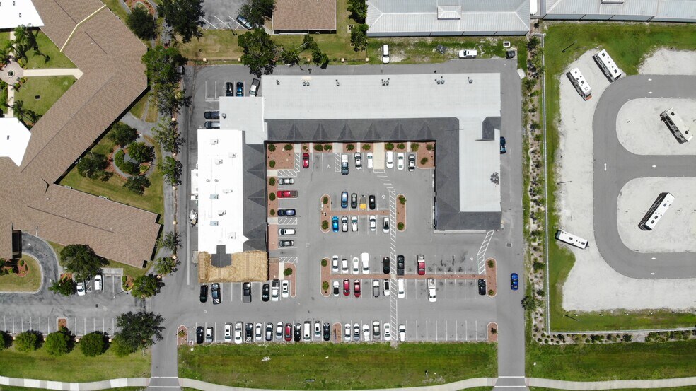 24901 Sandhill Blvd, Punta Gorda, FL à louer - Photo de l’immeuble – Image 2 sur 18