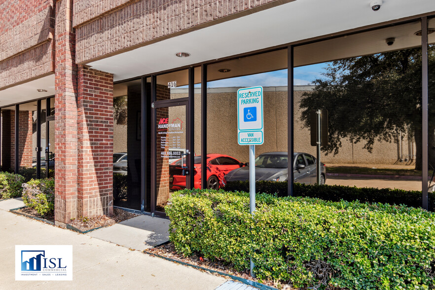 1611 N Interstate 35E, Carrollton, TX à louer - Photo de l’immeuble – Image 1 sur 9