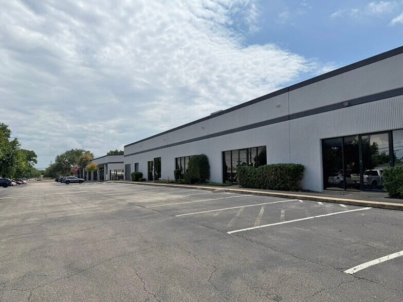 2391 NE Loop 410, San Antonio, TX à louer - Photo de l’immeuble – Image 3 sur 10