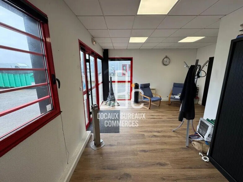 Local d’activités dans Saint-Hilaire-de-Chaléons à louer - Photo de l’immeuble – Image 1 sur 23