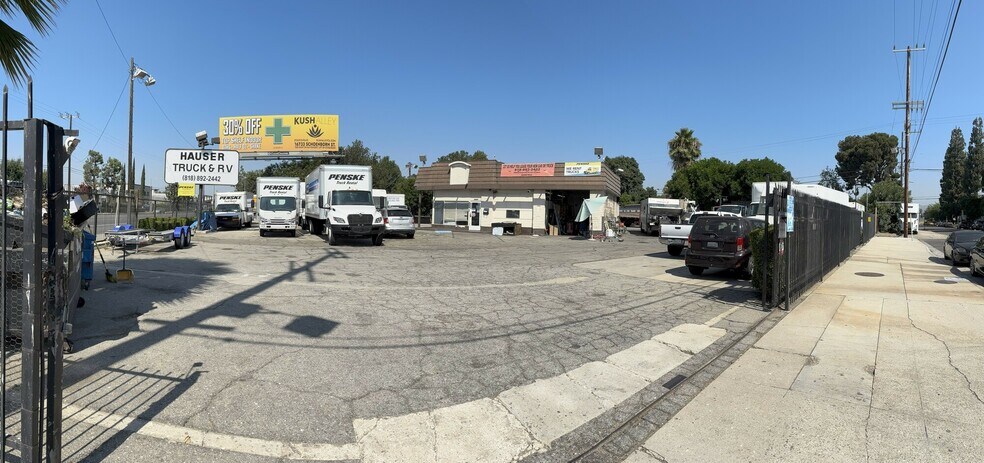 16207 Roscoe Blvd, North Hills, CA à louer - Photo de l’immeuble – Image 1 sur 1