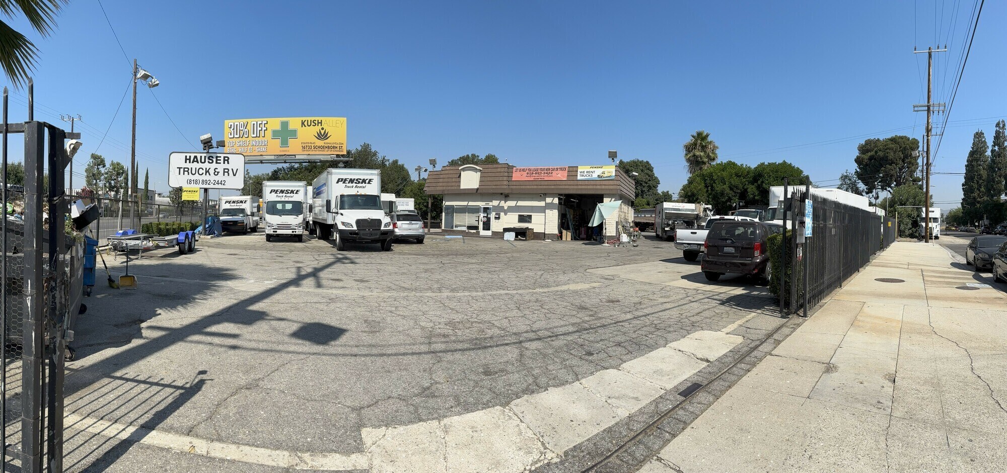 16207 Roscoe Blvd, North Hills, CA à louer Photo de l’immeuble– Image 1 sur 2