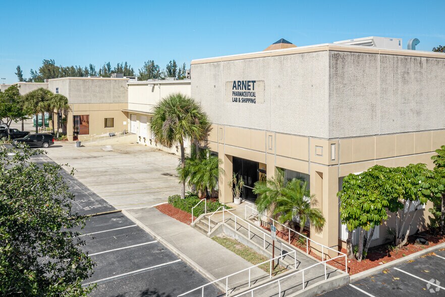 2525 Davie Rd, Davie, FL à louer - Photo de l’immeuble – Image 2 sur 7