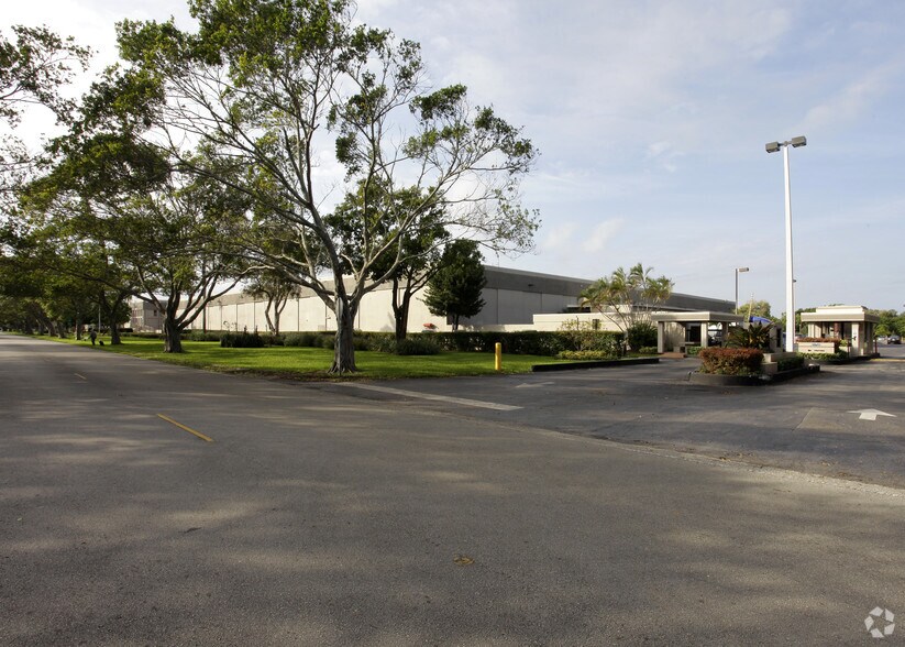 14100 NW 60th Ave, Miami Lakes, FL à louer - Photo de l’immeuble – Image 3 sur 6