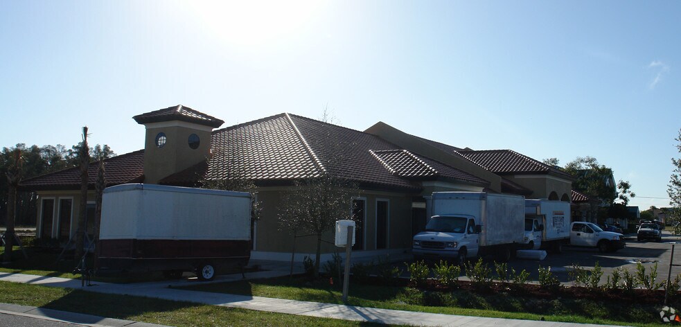 14131 Metropolis Ave, Fort Myers, FL à louer - Photo de l’immeuble – Image 3 sur 15