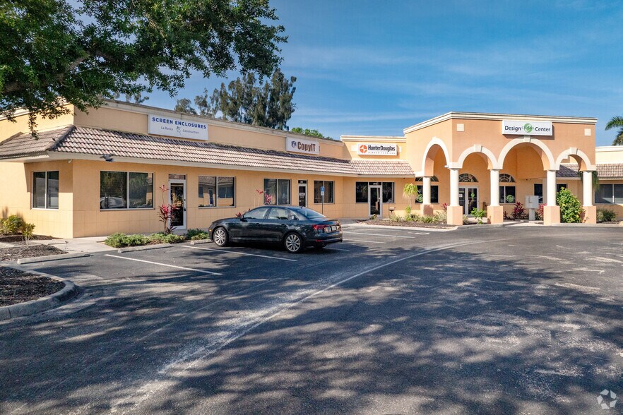 11637 Kelly Rd, Fort Myers, FL à louer - Photo principale – Image 2 sur 6