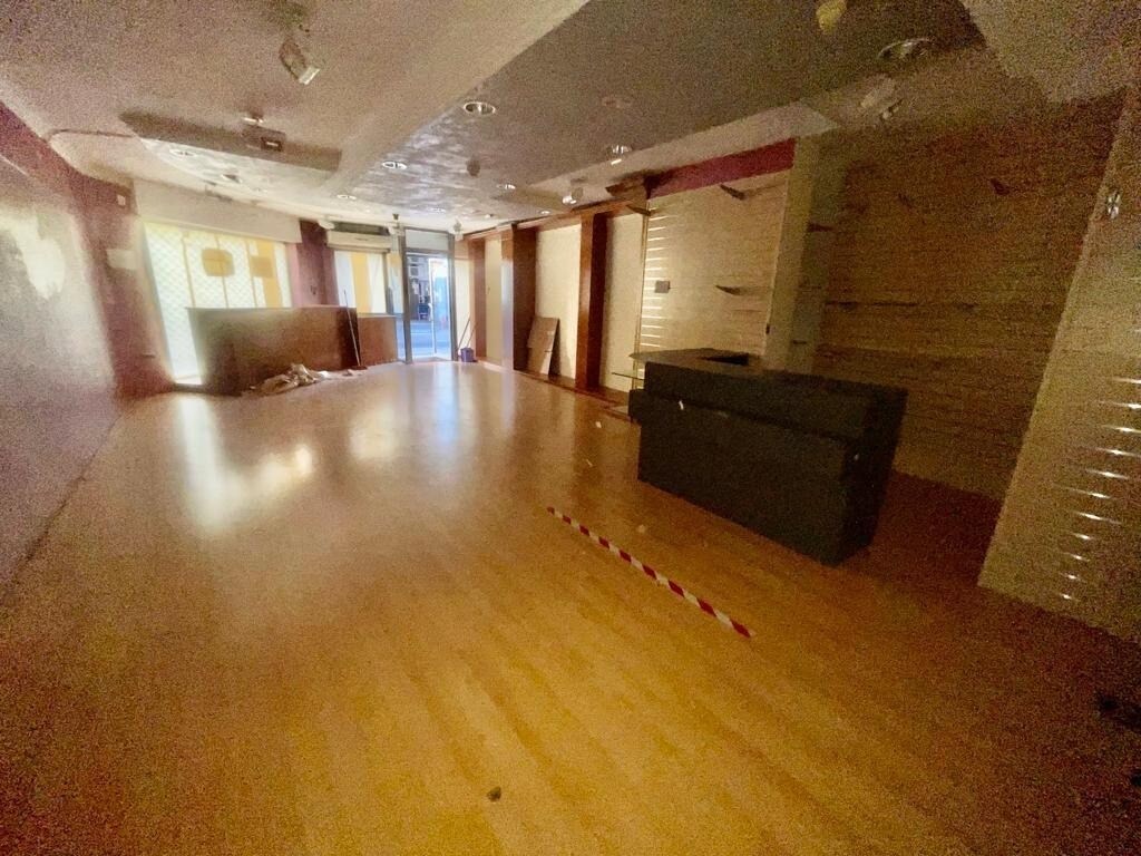 Montcada i Reixac, BAR 08110 - Lot 5 - - Photo intérieure - Image 1 of 5