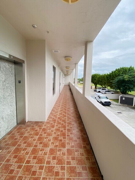 9726 E Indigo St, Miami, FL à louer - Photo de l’immeuble – Image 3 sur 10