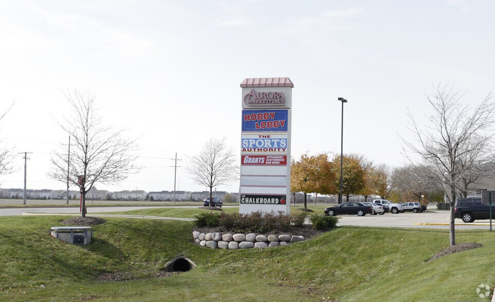 251 Trade St, Aurora, IL à louer - Photo de l’immeuble – Image 2 sur 6
