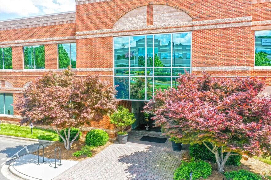 207 Regency Executive Park Dr, Charlotte, NC à louer - Photo de l’immeuble – Image 3 sur 4