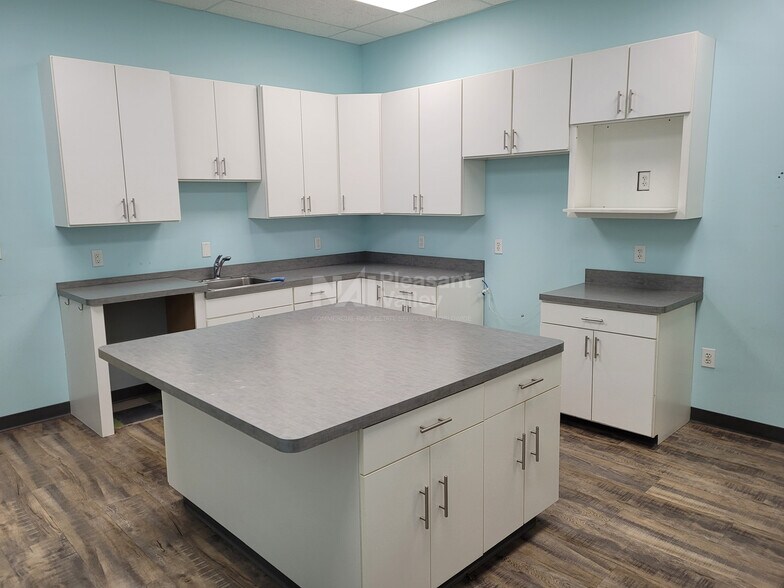 3743 – 3755 Boettler Oaks Dr., Uniontown, OH à louer - Photo de l’immeuble – Image 3 sur 7