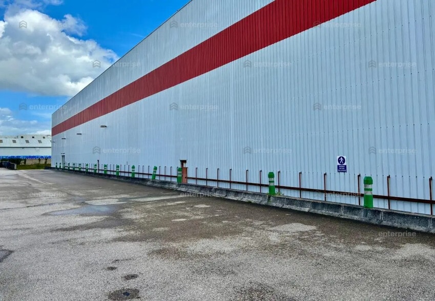 Industriel/Logistique dans Amiens à louer - Photo de l’immeuble – Image 2 sur 3