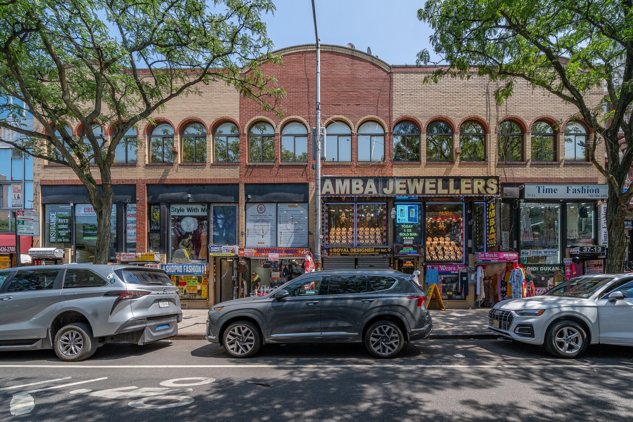 3711-3713 74th St, Jackson Heights, NY à vendre Photo de l’immeuble– Image 1 sur 7