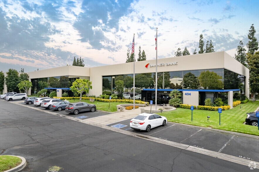 406 E Huntington Dr, Monrovia, CA à louer - Photo de l’immeuble – Image 1 sur 7