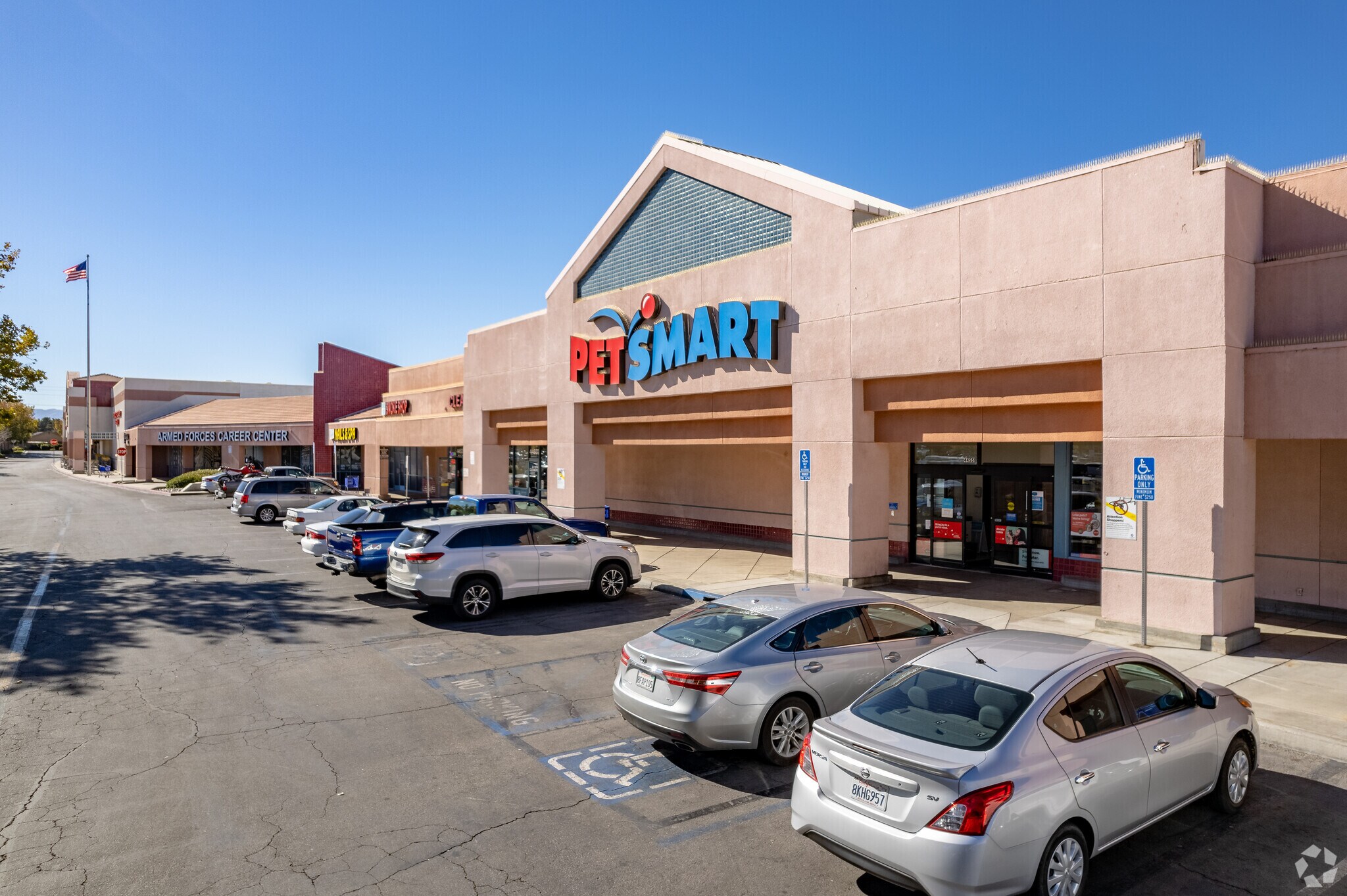 44405-44599 Valley Central Way, Lancaster, CA à louer Photo de l’immeuble– Image 1 sur 6