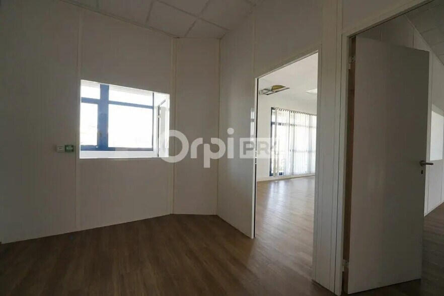 Bureau dans Bron à louer - Photo de l’immeuble – Image 2 sur 10
