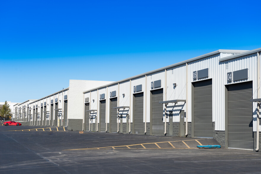 6325 S Pecos Rd, Las Vegas, NV à louer - Photo de l’immeuble – Image 1 sur 5