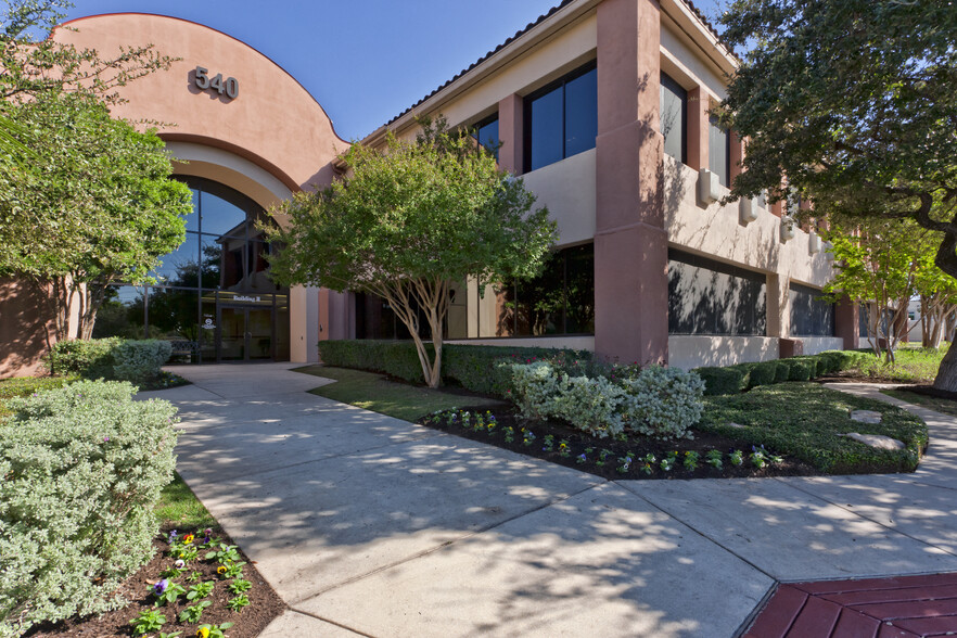 540 Oak Centre Dr, San Antonio, TX à louer - Photo de l’immeuble – Image 2 sur 14