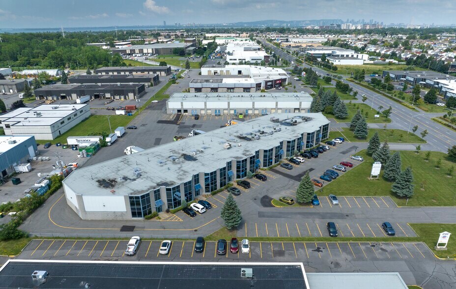 3650 Boul Matte, Brossard, QC à louer - Photo de l’immeuble – Image 3 sur 7