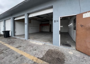 7153 Southern Blvd, West Palm Beach, FL à louer Photo de l’immeuble– Image 1 sur 5