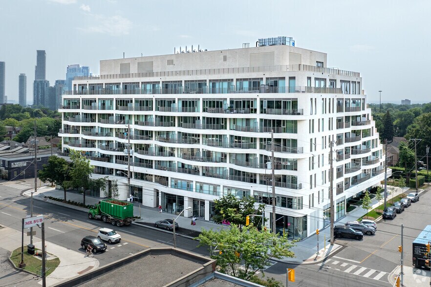 689 The Queensway, Toronto, ON à louer - Photo principale – Image 1 sur 3