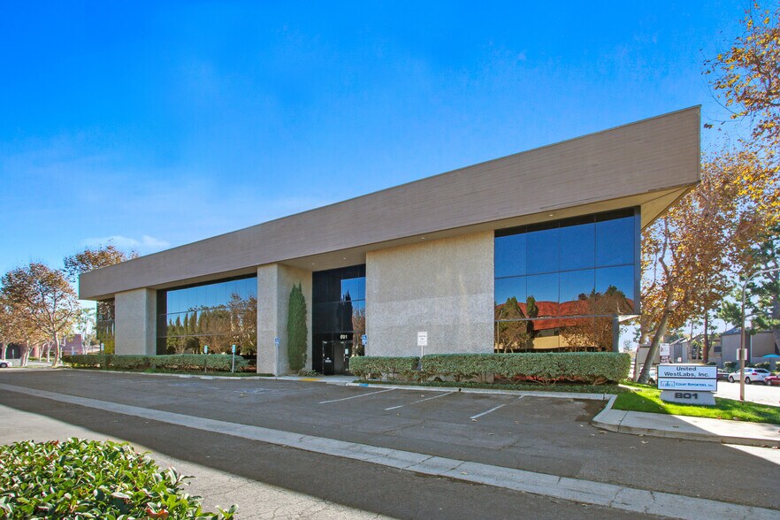 801 Parkcenter Dr, Santa Ana, CA à louer - Photo de l’immeuble – Image 2 sur 6