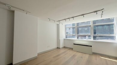 155 E 55th St, New York, NY à louer Photo de l’immeuble– Image 1 sur 10