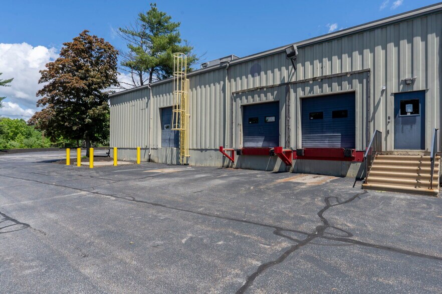 645 Harvey Rd, Manchester, NH à louer - Photo de l’immeuble – Image 2 sur 32