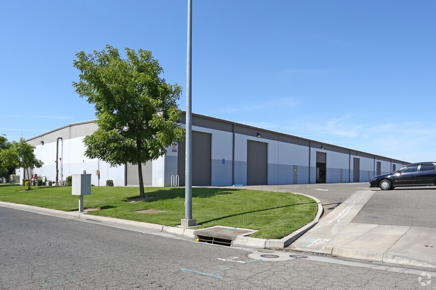 528 Noble St, Madera, CA à louer - Photo de l’immeuble – Image 1 sur 5