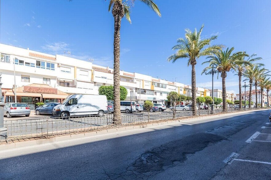 Local commercial dans Roquetas de Mar, Almería à vendre - Photo de l’immeuble – Image 2 sur 13