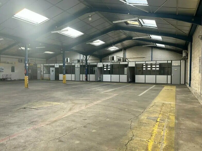 Local d’activités dans Châtenoy-le-Royal à louer - Photo de l’immeuble – Image 1 sur 4