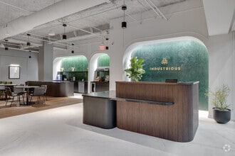 3200 E Camelback Rd, Phoenix, AZ à louer Photo de l’immeuble– Image 1 sur 8