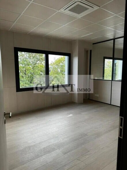 Bureau dans Neuilly-sur-Marne à louer - Photo de l’immeuble – Image 1 sur 3