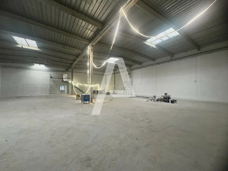 Local d’activités dans Ivry-sur-Seine à louer - Photo de l’immeuble – Image 2 sur 6